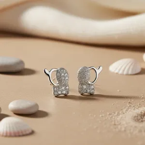 Boucles d'oreilles clous tendance argentées pour femmes, design géométrique délicat et quotidien, en laiton doré et cuivre, pour fêtes, perles et diamants religieux - Product Image 3