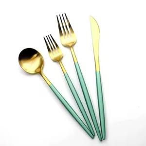 Ensemble de couverts vert à manche fin avec tête dorée pour restaurants, hôtels, stations balnéaires, événements familiaux et cadeaux - Product Image 1