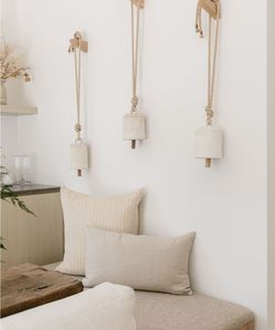 Campana de vaca de cerámica atractiva para casas de campo rústicas con atractivo vintage encantador y uso decorativo en el jardín al aire libre - Product Image 1