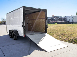 รถพ่วงแบบ Tandem Enclosed Trailer สีขาว ทรง V-Nose พร้อมแพ็คเกจ Blackout แบบสองเพลา รับน้ำหนักได้ 2001-3000 กก. ยี่ห้อ 7x14 - Product Image 5
