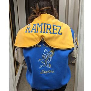 Veste de baseball bleue à capuche ouverte de haute qualité Noms personnalisés et logos brodés en chenille sur le col montant avant - Product Image 4