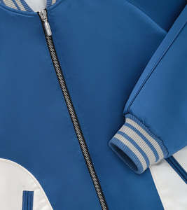 Chaquetas Varsity Personalizadas de Alta Calidad con Bordado y Parches, Cierre de un Botón, Estilo Urbano Unisex - Product Image 3