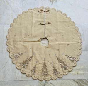 Conjunto de falda y accesorios de árbol de Navidad de calidad superior con diseño elegante y detalles elegantes para unas vacaciones lujosas - Product Image 1