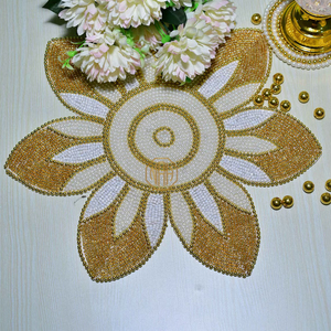 Mantel Individual de lujo hecho a mano antideslizante tradicional con cuentas de perlas de oro blanco para decoración de boda tamaño y forma personalizables - Product Image 1