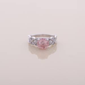 แหวนเพชรทรงกลมสีชมพู 2.34 กะรัต ผลิตในห้องปฏิบัติการ ดีไซน์วงแหวนบิดเกลียว เงินแท้ 925 - Product Image 1