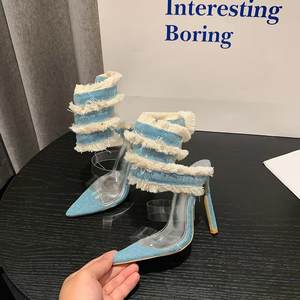 Vente en gros de nouvelles sandales à talons hauts sexy en denim de luxe léger, style européen et américain, à bout pointu et motif tête de serpent, pour défilés. - Product Image 4