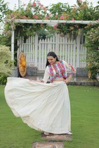 Navratri จิตวิญญาณแบบดั้งเดิมบรรยากาศเทศกาล lehenga choli สำหรับปาร์ตี้ที่มีอยู่ในสีที่แตกต่างกัน - Product Image 6