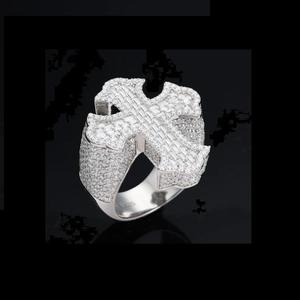 Anillo de Hip Hop Personalizado con Baño de Rodio y Plata, Diseño de Cruz con Diamantes Baguette, para Bodas, Fiestas y Aniversarios - Product Image 4