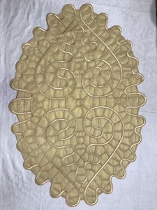 Camino de mesa de chenilla bordado ovalado blanco hecho a mano de calidad superior para fiesta o evento y exhibición en el hogar disponible para la venta - Product Image 2