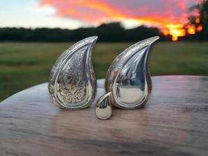 Urna de plata en forma de lágrima con diseño grabado dorado completo para urnas conmemorativas para cenizas humanas que sostienen hasta 200lbs - Product Image 5