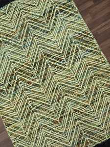 Alfombra de área verde con patrón de Chevron tejida a mano | Alfombra Chindi de algodón reciclado con flecos negros | Decoración Bohemia | Alfombra de suelo ecológica - Product Image 5