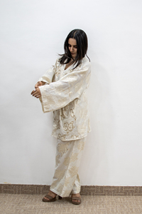 Ensemble de vêtements de détente mi-long en blanc et or avec motif floral, taille naturelle, cardigan kimono brodé et pantalon assorti - Product Image 6