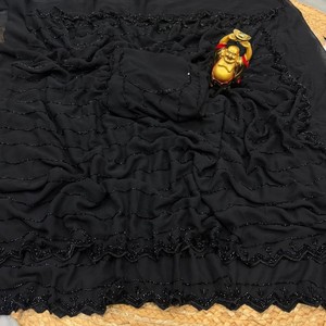 Sari de Fiesta VASTRA COTTAGE de Georgette Puro con Cuentas Negras Originales, Trabajo de Lentejuelas, Cutdana, Diseño Artesanal - Product Image 6