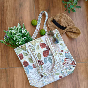 Grand sac fourre-tout en coton avec broderie, design estival écologique - Product Image 1