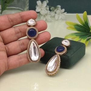 Boucles d'oreilles classiques Kundan Jhumka pour fonctions traditionnelles bijoux ethniques plaqués or pour femmes vêtements de mariage et look de fête - Product Image 5