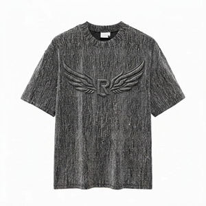 Camiseta de terciopelo extragrande para hombre, manga corta, con logo de alas en relieve, cuello redondo, estilo urbano, informal. - Product Image 1