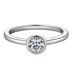 Bague de fiançailles et de mariage en argent sterling 925 avec moissanite taille brillant de 0,50 ct, 5 mm, couleur D, pureté VVS, sertie en bélière, par Black Pearl Jewels - Product Image 4