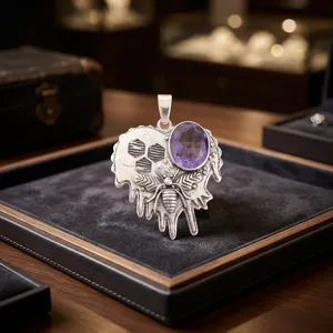 Pendentif artisanal en pierre précieuse Iolite violette en argent sterling 925, bijou tendance pour anniversaire ou cadeau de mariage pour femme - Product Image 4