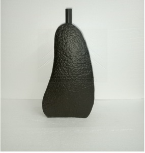 Lujoso florero de metal y hierro con artesanía antigua de alta gama para una decoración floral elegante en interiores de casas exclusivas - Product Image 1