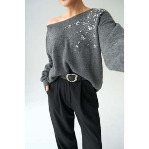 Pull anthracite avec détails en pierre sur les épaules - Product Image 3