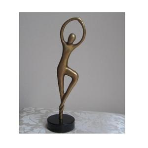 Sculpture artistique en aluminium coulé symbolisant l'unité, la force, la forme gracieuse et la maîtrise artisanale contemporaine. - Product Image 5