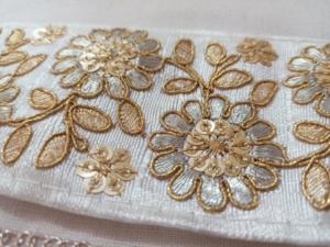 Lacets sur mesure brodés avec miroir perlé et pailleté et à motifs floraux idéaux pour les créateurs de costumes pour la revente - Product Image 6