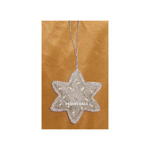 Objet décoratif Broderie Zari couleur blanche et argent avec perles en forme d'étoile Ornements suspendus pour arbre de Noël - Product Image 1