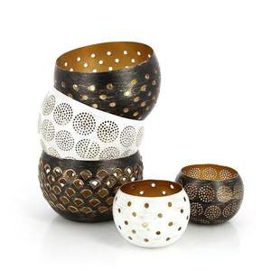 Elegante portavelas de metal diseñado para brindar un aspecto real y sofisticado a reuniones especiales - Product Image 2