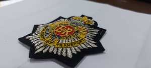 Étiquettes de vêtement élégantes et durables en polyester, patchs d'emblèmes britanniques brodés à la main avec des badges Wok en fil métallique tissé - Product Image 5