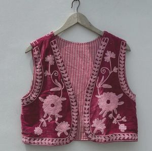 Gilet en velours marron pour femme fait à la main avec broderie florale rose complexe, veste ethnique sans manches traditionnelle - Product Image 1