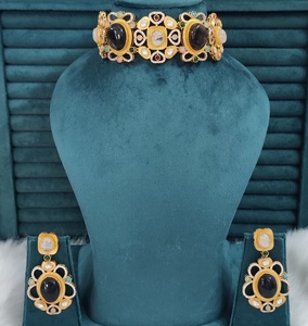 Ensemble de collier ras du cou de qualité supérieure inspiré de Sabyasachi, peut être porté avec des tenues ethniques et occidentales, parfait pour les soirées - Product Image 2