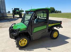 Tracteur compact John Deere 2025R 23HP 4x4 avec tondeuse à flanc, chargeur, épandeur Frontier et pompe de rétrocaveuse pour l'USA - Product Image 6