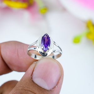 Bague en argent avec améthyste naturelle |   Bague statement en pierre précieuse violette taille marquise, faite à la main, pour femmes - Product Image 1