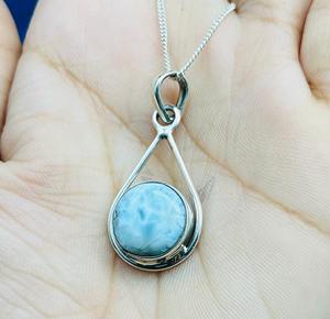 Collar con colgante fino de piedras preciosas de Larimar natural hecho a mano con ajuste de bisel para colgantes de amuleto de amante - Product Image 2