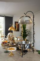 Chauffe-plat professionnel en acier inoxydable avec base robuste et finition brillante adaptée aux banquets et conventions