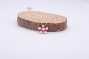 Collier pendentif fleur en or 14 carats multicolore avec émail rose et diamant central |   Bijoux pour femmes |   Fabricant OEM ODM sur mesure, vente en gros - Product Image 3