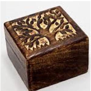 Boîte de rangement en bois faite main au design unique avec travail de sculpture - Product Image 1