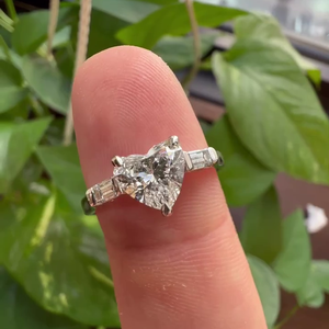 Bague à trois pierres en diamant de laboratoire certifié IGI 1,40 carats avec accents cœur et baguette DEF VVS-VS - Product Image 3