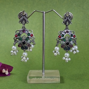Boucles d'oreilles en laiton argenté oxydé, magnifiquement ornées de pierres multicolores, cadeau pour elle - Product Image 1
