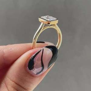 Anillo de Compromiso con Diamante de Laboratorio Esmeralda Certificado por IGI de 2.00ct, Engaste en Bisel, Estilo Catedral, en Opciones de Oro - Product Image 4