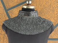 Collier médiéval en cotte de mailles avec garniture en cuir Protège-cou Aventail fabriqué à la main Anneau riveté en acier doux léger Armure Viking