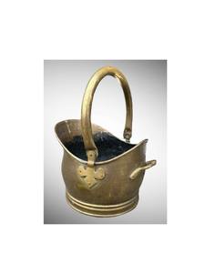 Grand seau à charbon en laiton avec finition rustique pour le stockage de charbon près de feu ouvert dans la maison de campagne traditionnelle - Product Image 1