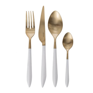 Nouveaux couverts de luxe en acier inoxydable plaqué or avec poignée en résine blanche, kit de couverts de haute qualité pour le mariage au restaurant - Product Image 1