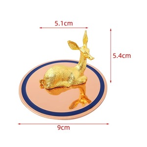 Figurine de renne de luxe en or avec plaque de décor artisanal à utiliser pour un centre de table festif ou un affichage saisonnier élégant - Product Image 5