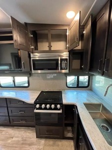 Caravana Usada Serie 2023 G-r-a-n-d D-e-s-i-g-n R-e-f-l-e-c-t-i-o-n 150 278BH en Venta - Product Image 3
