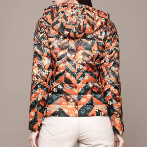 เสื้อแจ็คเก็ตพัฟเฟอร์ลายบาติกพิมพ์ลายดอกไม้สีดำและสีเบจสำหรับผู้ชายและผู้หญิง พร้อมโลโก้แบบกำหนดเอง และฮู้ดนีโอพรีนแบบถอดได้ - Product Image 6