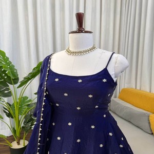 Conjunto de Kurti, Pantalón y Dupatta de Seda Fendy de VASTRA COTTAGE, con Diseño de Lentejuelas, Bordado con Hilo, Encaje Moti, para Fiestas, Estilo Étnico - Product Image 6