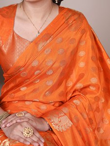 Lancement de nouveaux saris de créateur pour fêtes, en tissu ROOP SILK avec broderie ZARI et touche de dentelle, avec revers. - Product Image 2