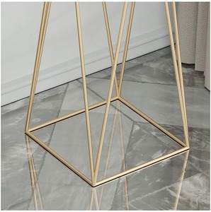 Pot décoratif blanc avec support en métal doré, idéal comme jardinière sur pied pour plantes d'intérieur, décoration d'intérieur, coins de bureau et intérieur moderne - Product Image 2