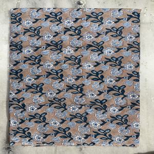 Tissu en coton doux à imprimé floral, écologique, vendu au mètre, idéal pour les robes de filles et les tentures murales - Product Image 4